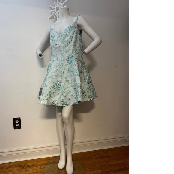 NWT Le Chateau V-neck Spaghetti Strap Fit Flare Jacquard Floral Foil Mini dress - Picture 5 of 9